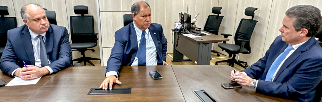 Deputados Luciano e Alceu durante reunião com o ministro de Pesca e Aquicultura, André de Paula.