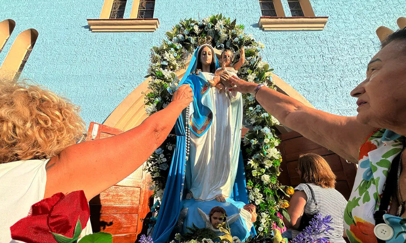 Milhares de pessoas participaram de procissões à Nossa Senhora dos Navegantes e Iemanjá