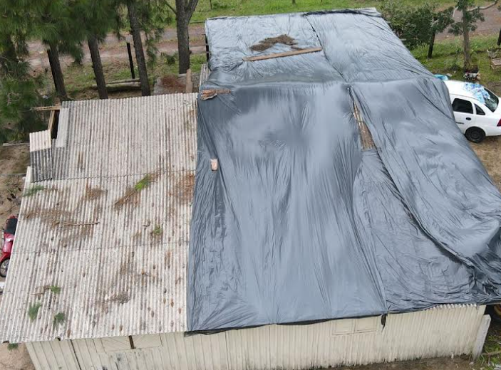 Prefeitura entrega lonas para famílias atingidas por temporal