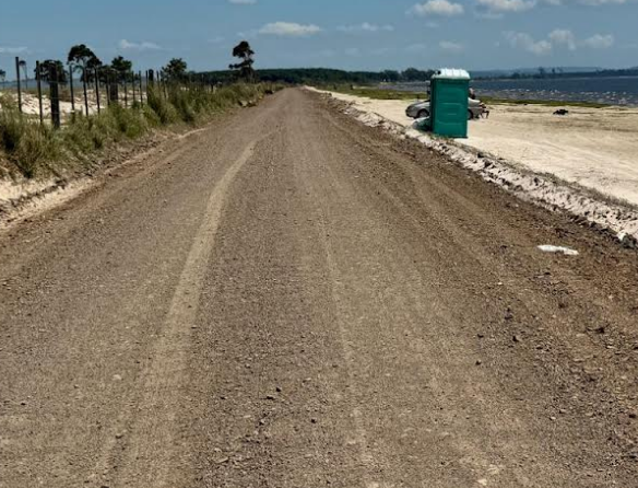 Estrada da Santinha recebeu colocação de base e saibro, além de patrolamento.