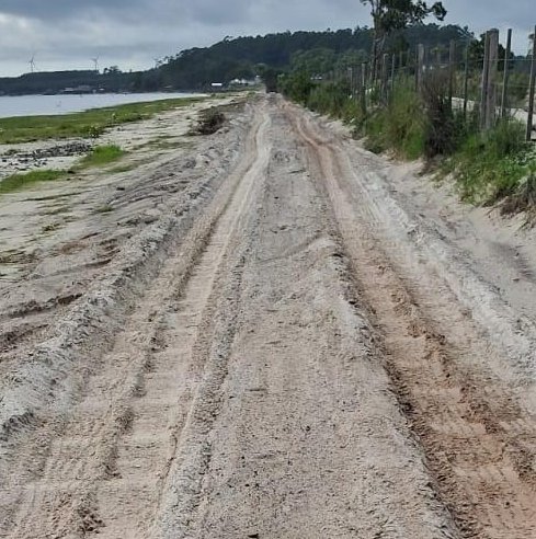 Antes da manutenção, acesso a Lagoa contava com buracos e trechos de areia.