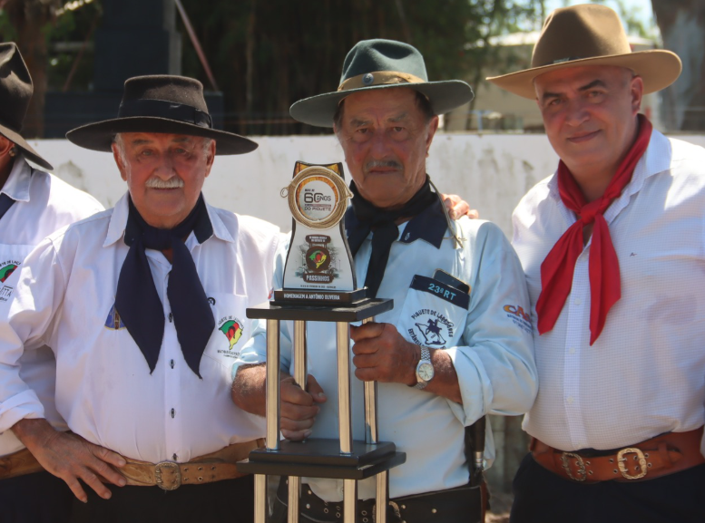 Tonho (ao centro) foi o grande homenageado do XII Rodeio Crioulo de Passinhos.