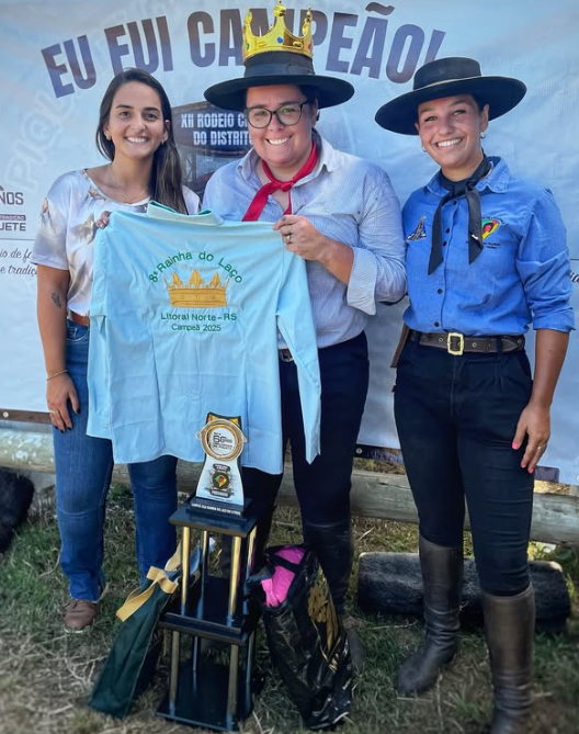 Bruna Teixeira (ao centro) foi a grande campeã do 8º Rainha do Laço do Litoral Norte.