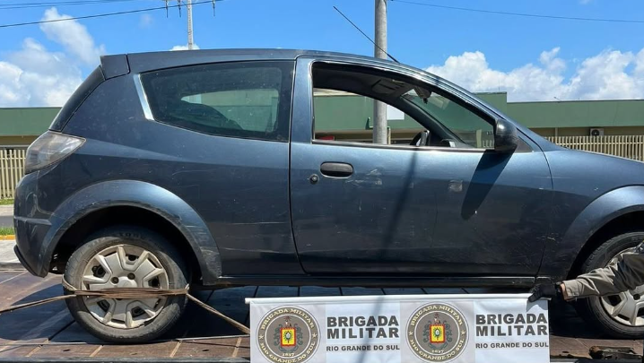 Automóvel foi abordado trafegando pela Avenida Fernandes Bastos, em Tramandaí.