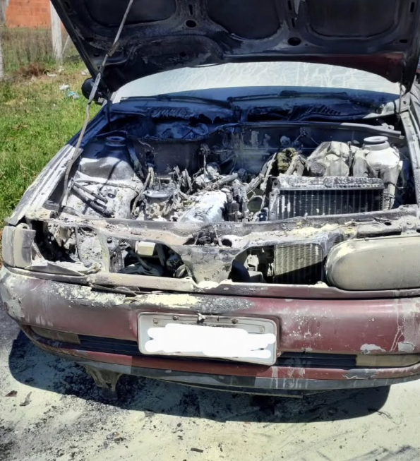 Veículo pega fogo no Caravágio