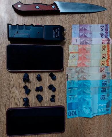 Ação em Osório apreendeu dinheiro, celulares, armas e nove buchas de cocaína.