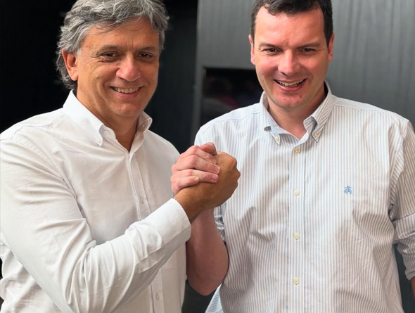 Atual presidente da Agas, Antônio Cesa Longo, e futuro presidente da Associação, Lindonor Peruzzo Jr.
