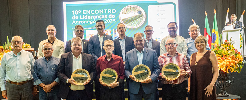 Os vencedores do Prêmio Liderança Agro 2025 ao lado das autoridades presentes no evento.