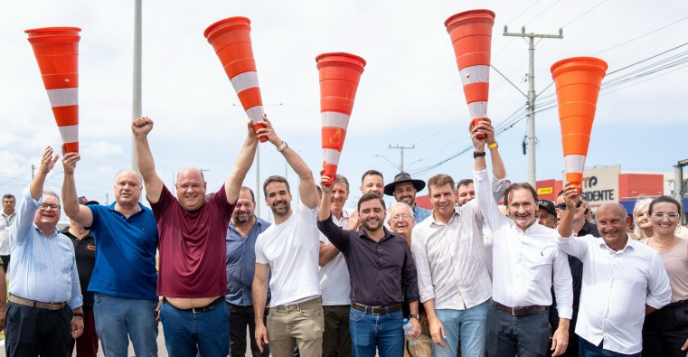 Autoridades estiveram presentes na inauguração da duplicação dos 2,7 quilômetros da Avenida Paraguassu, em Imbé.