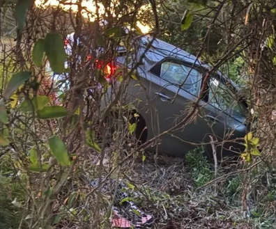 Carro conduzido por vítima saiu da pista após motorista perder controle da direção.