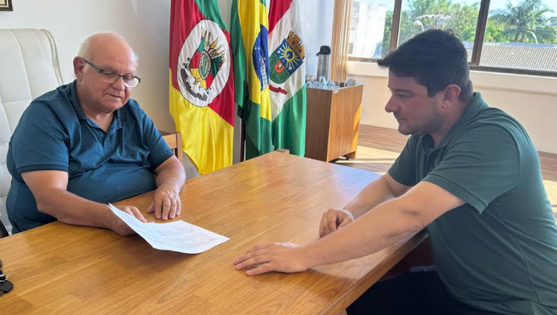 Prefeito Romildo ao lado do secretário de Administração, Claiton Rosa.