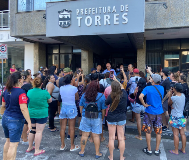 Servidores da prefeitura de Torres protestam por salários atrasados