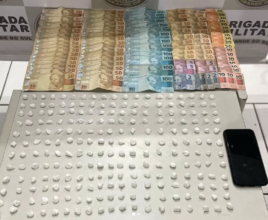 Policiais apreenderam 228 buchas de cocaína, celular e cerca de R$ 4,1 mil em Pinhal.