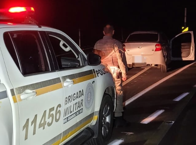 Veículo roubado é encontrado na Estrada do Mar