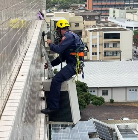 Caixa de ar-condicionado fica solta em prédio