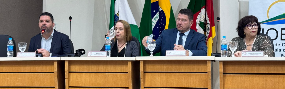 Autoridades compuseram a mesa durante abertura do III Encontro dos Trabalhadores de Educação e do V Fórum de Orientadores Educacionais.