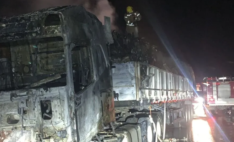 Caminhão pega fogo na BR-101