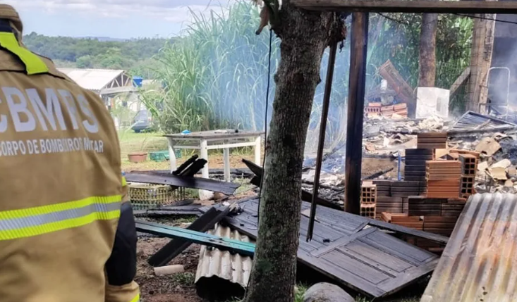 Imóvel de madeira ficou completamente destruído devido ao fogo.