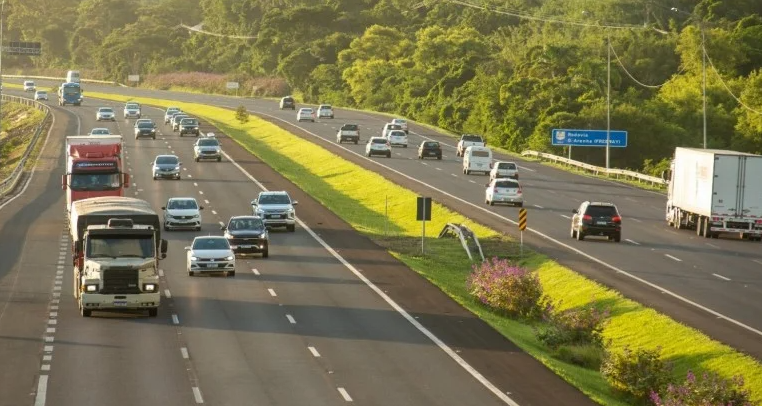 Mais de 284,2 mil veículos devem vir para o Litoral durante o feriadão
