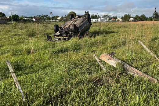 Motorista sofre acidente na Estrada do Mar