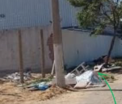Lixo foi descartado em via pública, fora da Central de Transbordos.