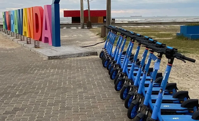 Patinetes elétricos são retirados de praias da região