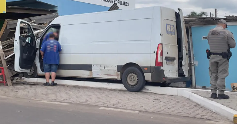 Furgão acabou destruindo estabelecimento de Imbé após ter problema nos freios.