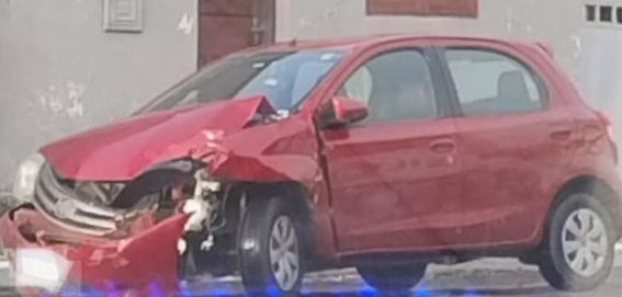 Carro ficou destruído após colidir em caminhão durante acidente no Glória.