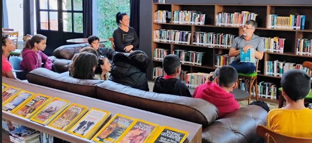 Estudantes da Escola Osmany participaram de conversa com escritor Delalves Costa.