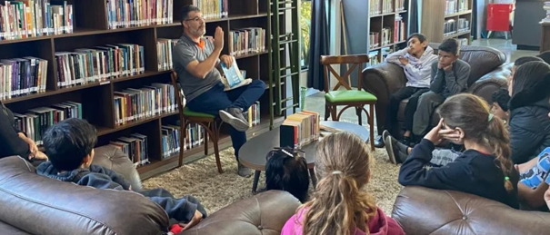Estudantes da Escola Osmany participaram de conversa com escritor Delalves Costa.