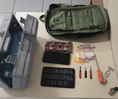 Homem que estava furtando carros foi preso com dinheiro, objetos e ferramentas.