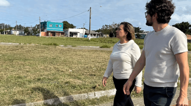 Secretária de Meio Ambiente, Lourdes Helena, e arquiteto Alencar visitaram espaço aonde será construída nova praça.