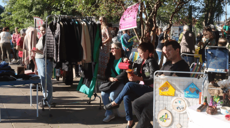 Aproximadamente 90 bancas foram montadas ao longo da Praça.