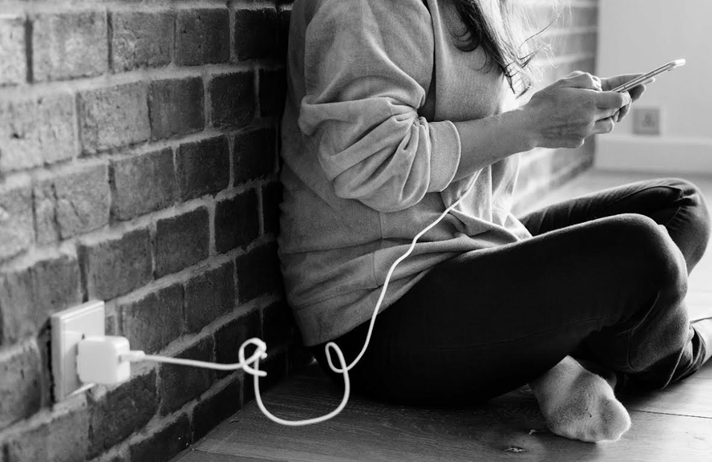 CEEE dá dicas sobre como evitar acidentes com celulares na tomada