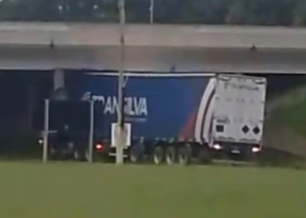 Caminhão fica preso em viaduto