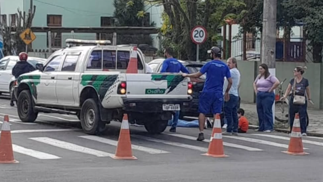 Veículo teria atingido as vítimas quando elas estavam atravessando a rua em uma bicicleta.