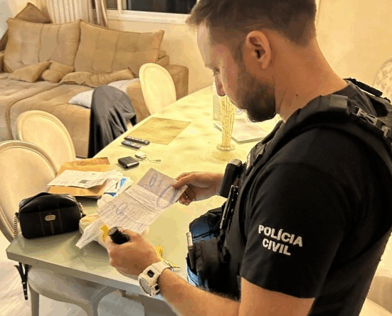 Policiais apreenderam documentos, objetos, veículos de luxo e uma quantia em dinheiro.