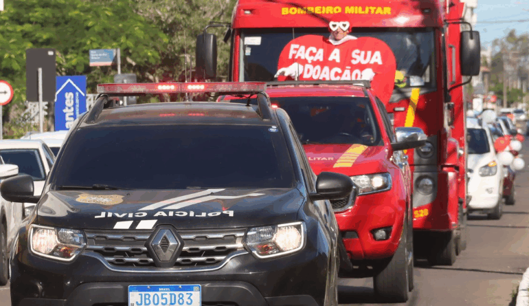Bombeiros, Polícia Civil e grupo Trilheiros participaram de carreata realizada no Centro da cidade.