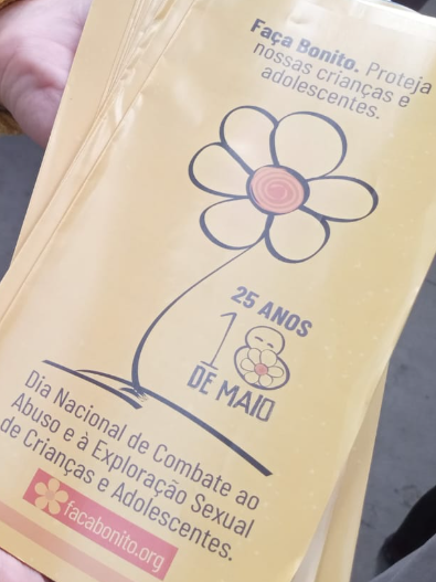 Panfletos sobre o assunto foram distribuídos para o público presente.