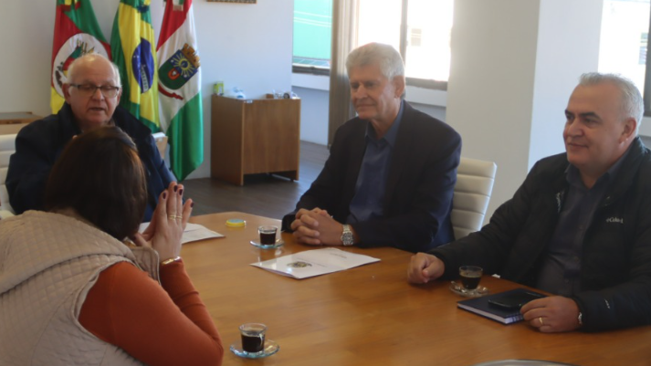 Deputado Afonso Motta durante reunião com prefeito Romildo e vice-prefeito Ed.