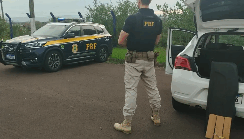 Drogas foram encontradas no porta-malas de carro que trafegava em Torres.