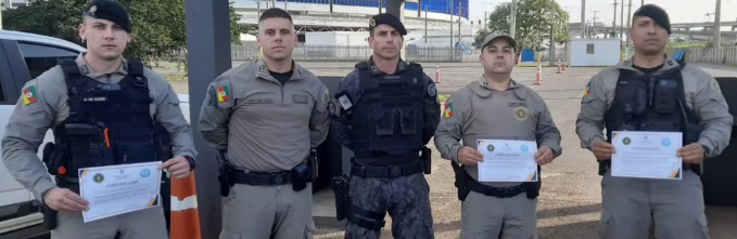 Soldados do 8º BPM e do 2º BPAT representaram a região durante curso realizado em Porto Alegre.