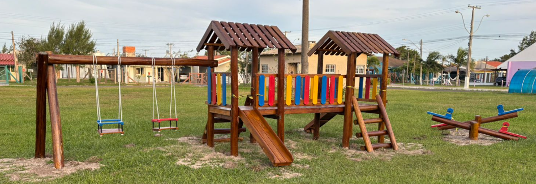 Praças do município recebem novos brinquedos