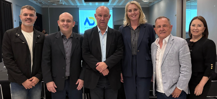 Pepe Vargas ao lado de representantes da diretoria da ADI Multimídia.