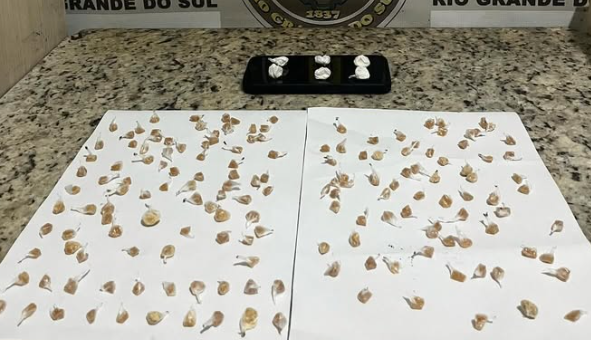 Casal foi preso em Santo Antônio da Patrulha com celular e 169 porções de drogas.
