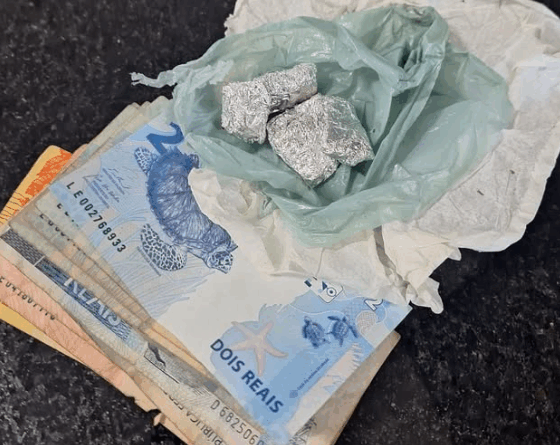 Ação em Tramandaí apreendeu cinco porções de maconha e R$ 34,00.