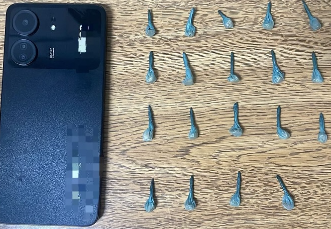 Ação em Osório apreendeu celular e 19 pedras de crack no bairro Medianeira.