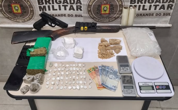 Homens foram detidos com dinheiro, objetos, armas e mais de 1,2 quilo de drogas.