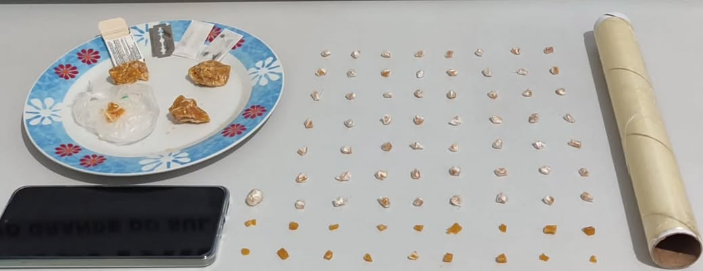 Mulher foi detida em Osório carregando celular e 68 pedras de crack.