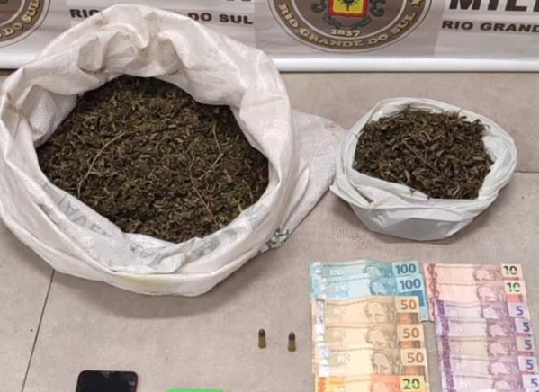 Homem foi detido em Maquiné com dinheiro, objetos e dois sacos de maconha.
